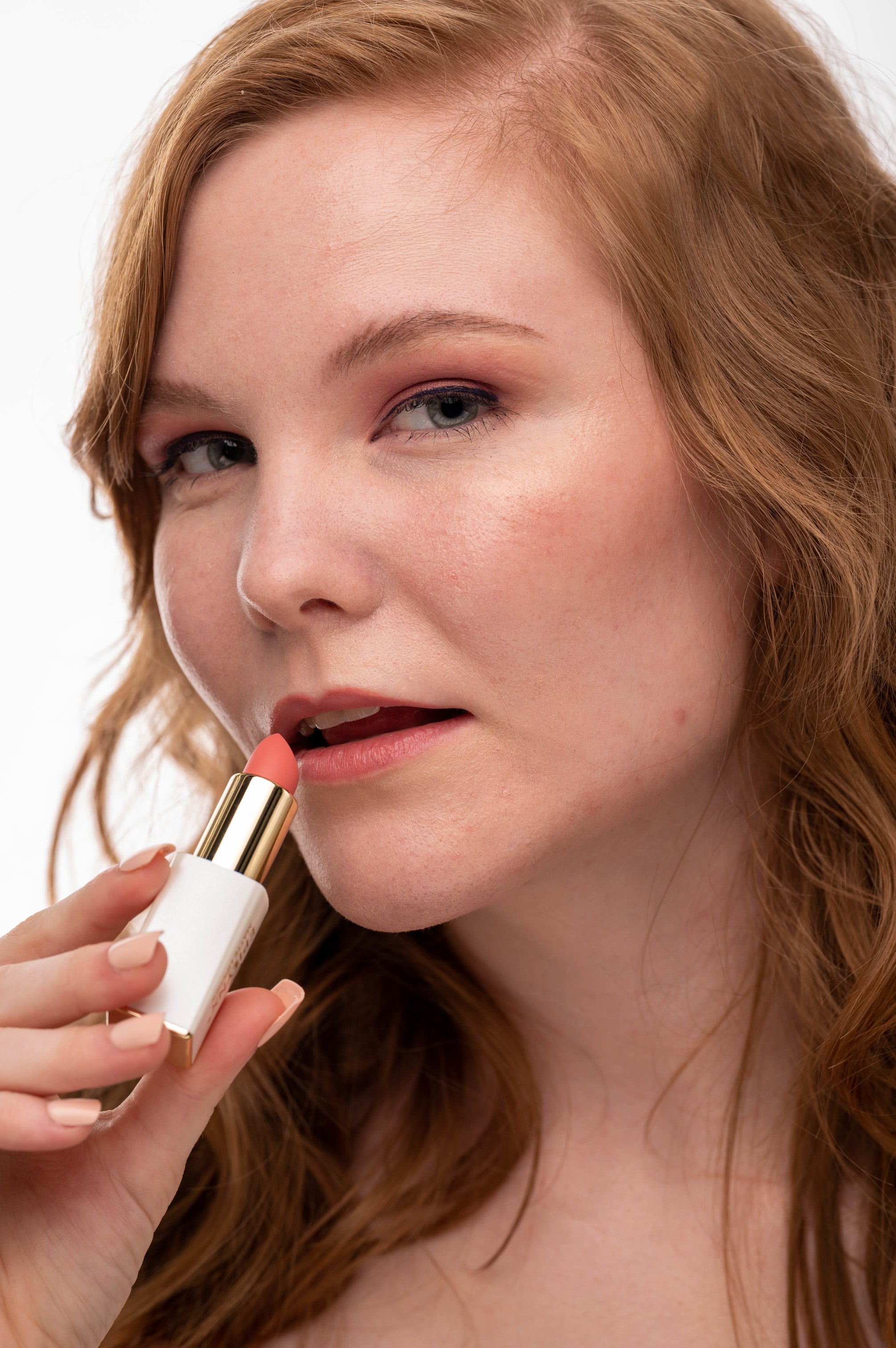 Vegan Matte Lipstick – Hydrating, Long-Wear, Magnetic Case