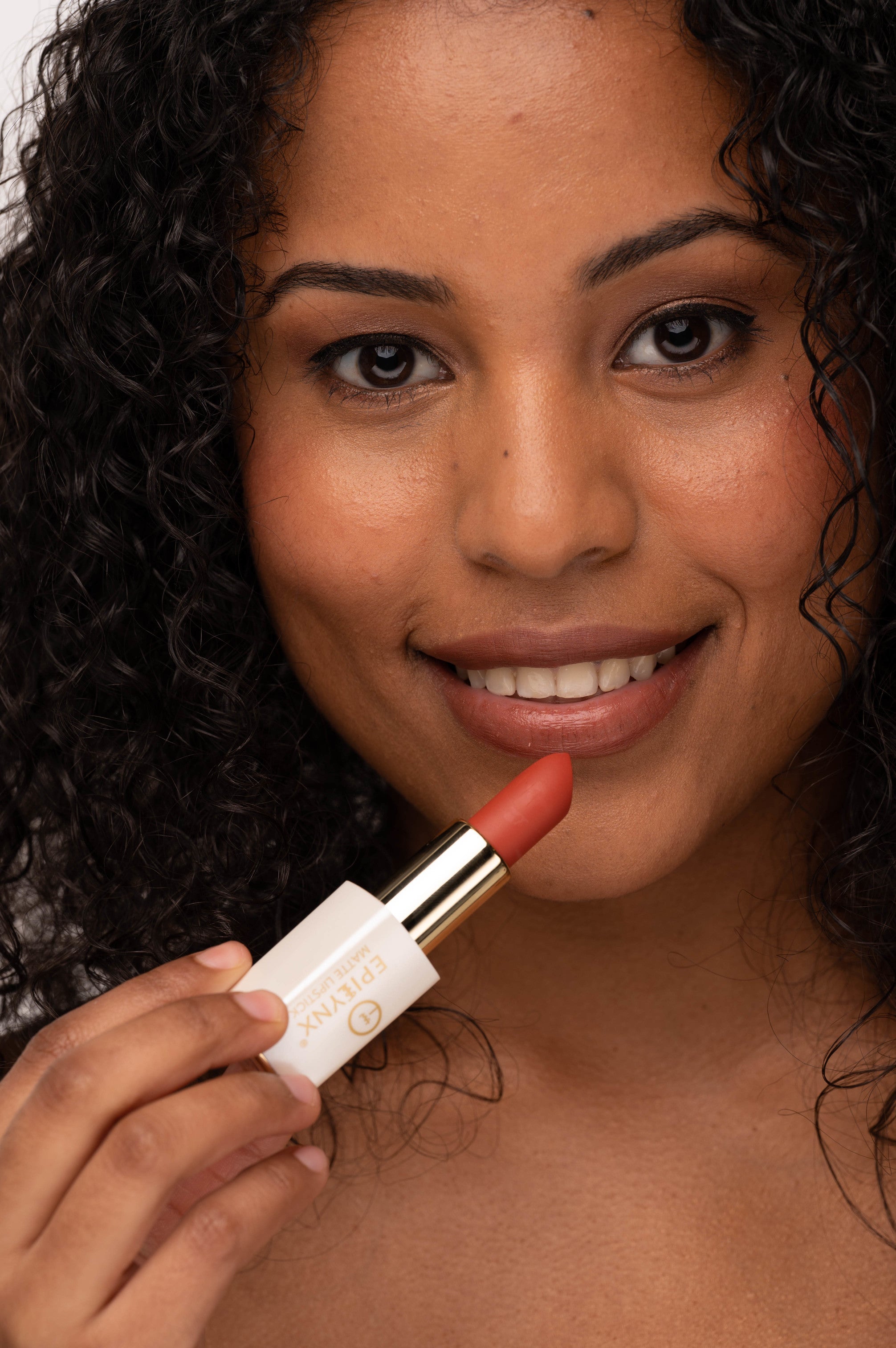 Vegan Matte Lipstick – Hydrating, Long-Wear, Magnetic Case